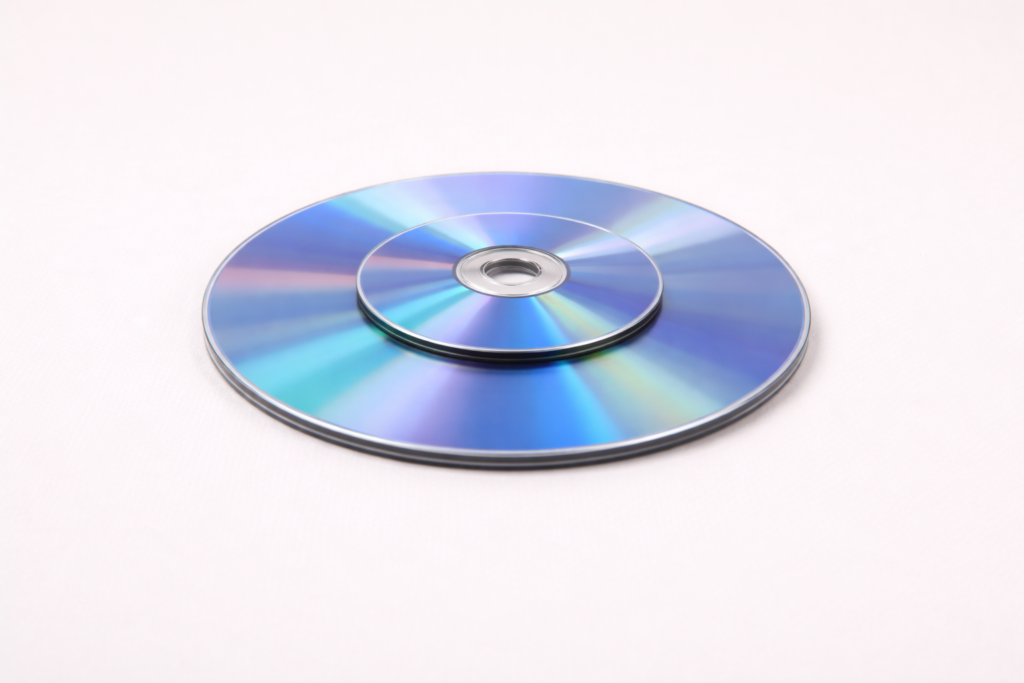 MiniDVD appoggiato su DVD per confronto delle dimensioni